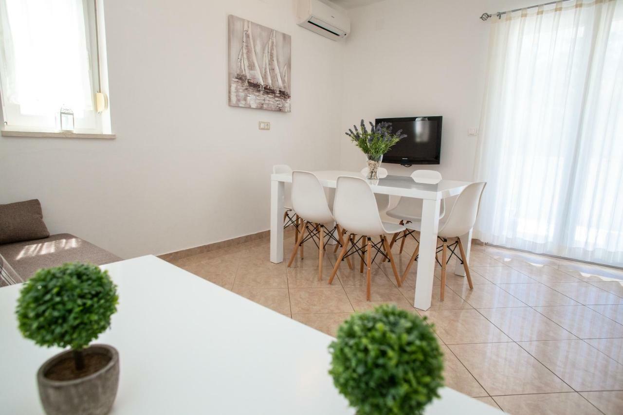Apartments Rina Novalja Exterior photo